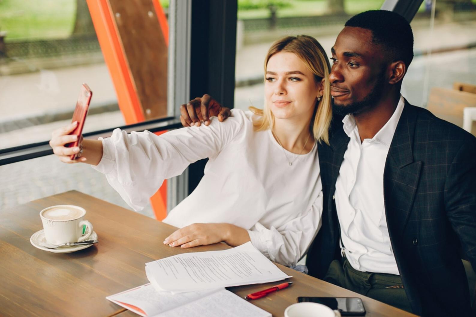 Teilnehmer diskutieren Finanzanalysen in einem modernen Seminarraum
