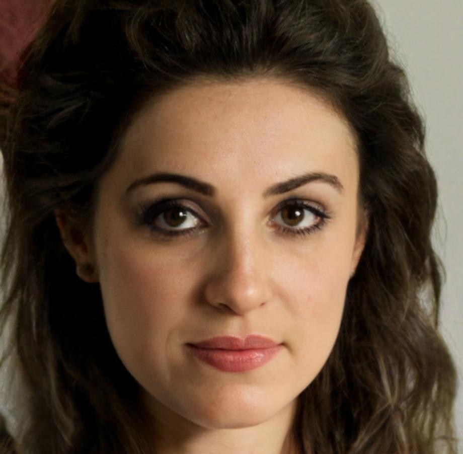 Kompetente Finanzberaterin in professioneller Arbeitsumgebung