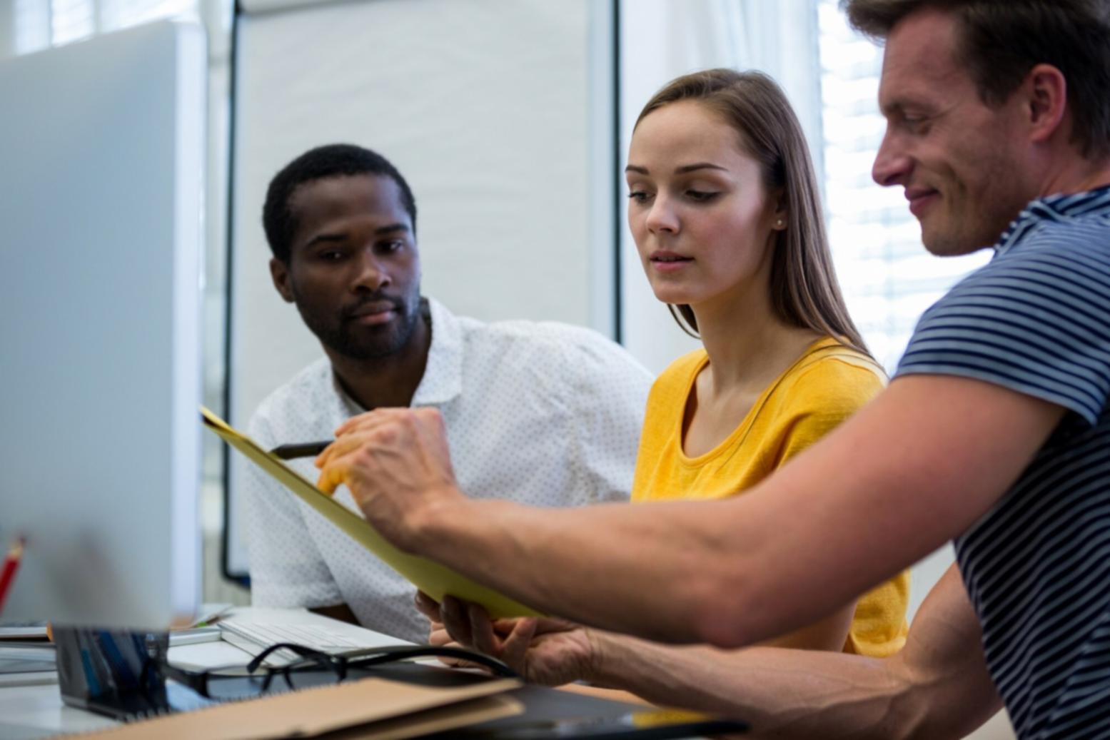 Modernes Finanzteam bei der Arbeit mit digitalen Analysewerkzeugen